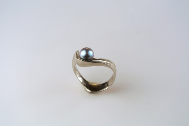 14k White Gold with Silver-Grey Pearl